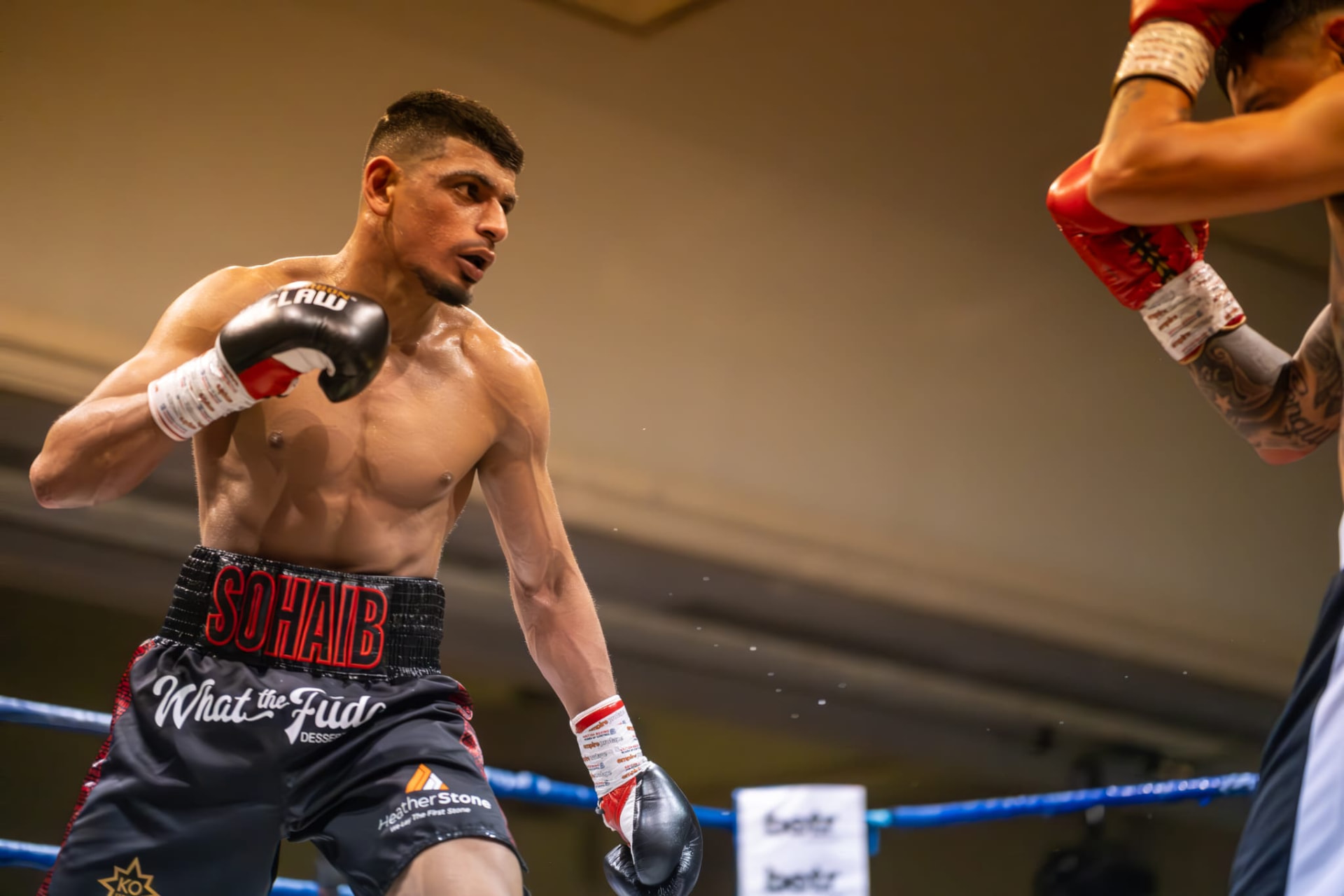 Sohaib Mohammed setting his guard mid-round